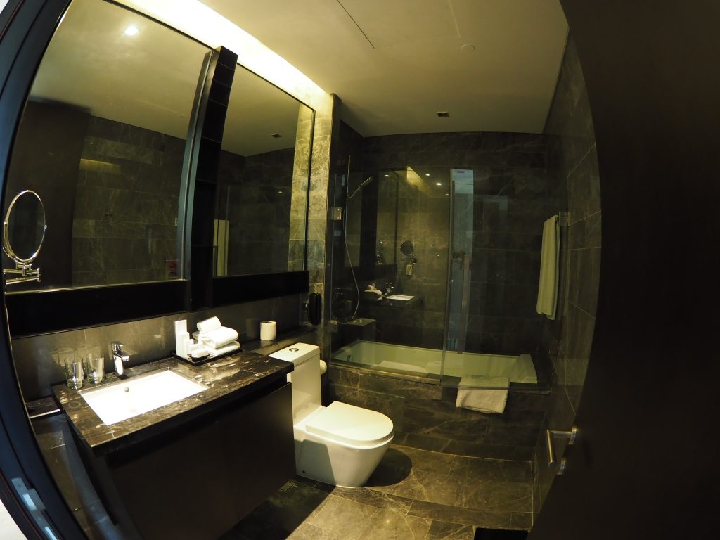 I'm Hotel - 5 Star Hotel in Makati - Bathtub bathroom